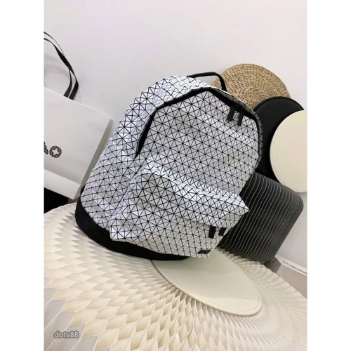 ISSEY MIYAKE背包雙肩包大容量矽膠材質輕便出行出門必備百搭面料獨特而有型簡約時尚潮流行休閒逛街生日節日禮物