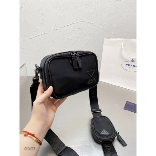 【Prada 】普拉達男士單肩包斜挎包帶耳機包經典三角標防水可調節肩帶多隔層耐磨耐髒多功能簡便實用出門必備簡約時尚百搭