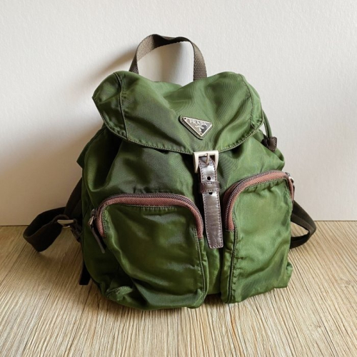 ❤️可議價❤️ PRADA 1BZ811 經典金屬三角LOGO雙口袋穿釦束口尼龍墨綠色後背包
