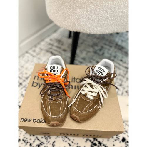 【MIUMIU X New Balance】NB530系列聯名款休閒運動鞋德訓鞋跑鞋。?採用了具有特色的麂皮鞋面