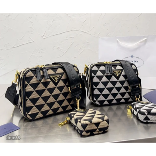 【Prada】普拉達2023二合一相機包三角形刺繡提花單肩斜挎小方包盒子包男女同款送禮物耐磨耐髒多功能簡便實用出門必備