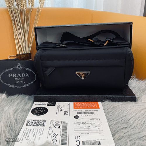 【Prada】普拉達男士單肩包斜挎包郵差包送男友禮物耐磨耐髒多功能簡便實用出門必備簡約時尚百搭潮流休閒逛街生日禮物