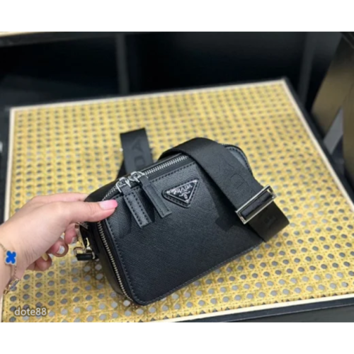 【Prada】普拉達2023新款男士小方包單肩包斜挎相機包真皮材質送男友禮物耐磨耐髒多功能簡便實用出門必備簡約時尚百搭