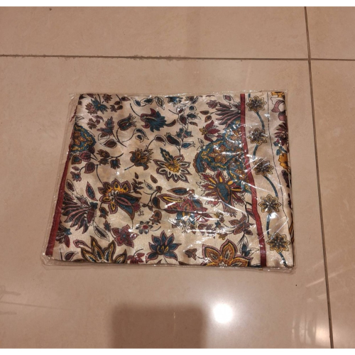 全新商品,花朵圖案正方形絲巾一條,尺寸87*93cm