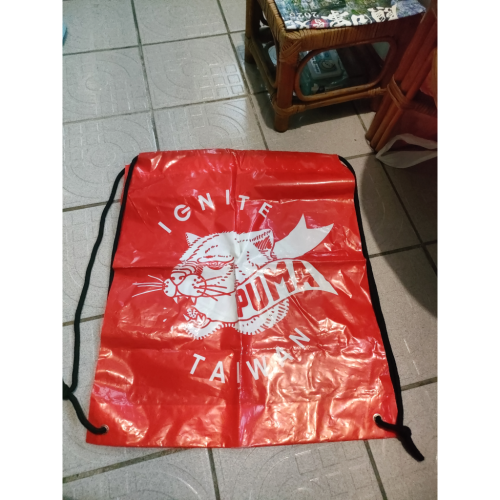 全新PUMA螢光夜跑贈送的後輕便背包