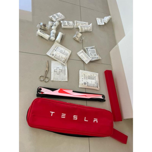 岡山 二手 現貨：TESLA First aid kit特斯拉急救包，道路救援包Model 3 Model y