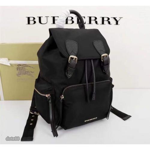 Burberry巴寶莉新款背包.輕便的防水材質，搭配小牛皮飾邊，並綴有精美的金屬鏈裝潢休閒 運動 逛街 出門必備