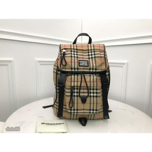 Burberry巴寶莉遠足旅行風格雙肩包搭配多個口袋裝潢煥新的品牌徽標背包大容量包包生日禮物出門必備百搭 簡約