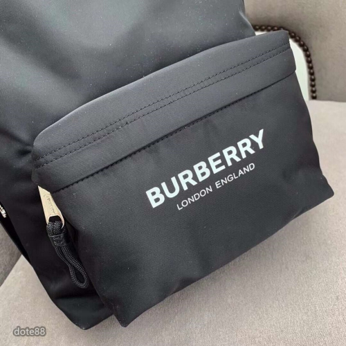Burberry巴寶莉尼龍雙肩包印有煥新的TB品牌徽標搭配平滑皮革邊飾肩背帶飾有Burberry字母提花精紡徽標奢華