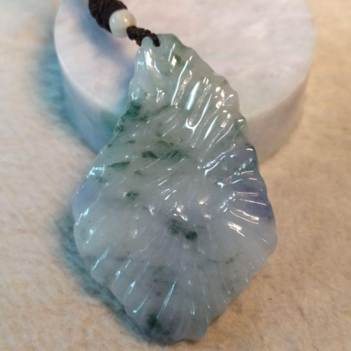 ?經典隨形?天然緬甸玉 A貨翡翠-冰飄花 精雕 隨形墬 現貨實拍優惠特價【92jade 遇見善緣】