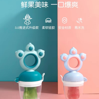 嬰兒咬咬水果泥