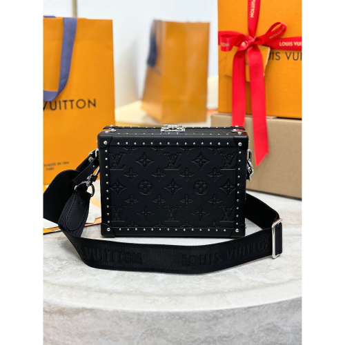 CLUTCH BOX 手袋 M12876黑皮 Clutch Box 手袋以 Monogram Shadow 壓紋皮革致敬