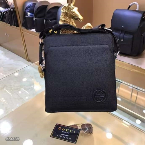 GUCCI古馳高端大氣採用進口牛皮，半定型設計，帶密碼鎖，款式簡單大方新款單肩包休閒 逛街出門必備 百搭 簡約素色