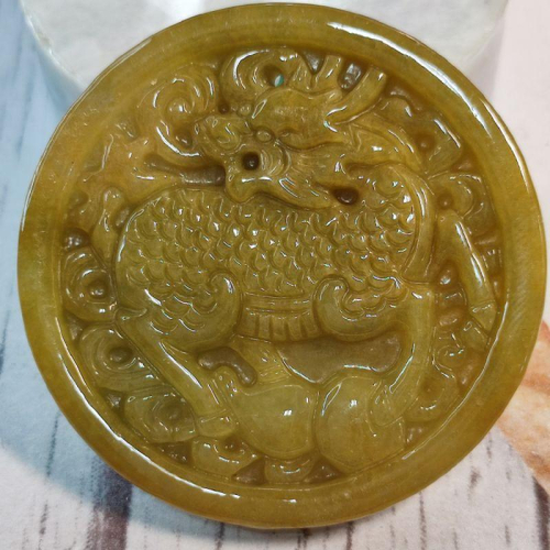 ?才高八斗?天然緬甸玉A貨翡翠-黃翡 鐲心料 精雕 麒麟 圓牌 附證書【92jade 遇見善緣】現貨特惠