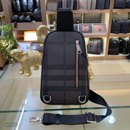 Burberry巴寶莉高端大氣，時尚有品味採用頂級格紋資料配頭層牛皮手感柔軟舒適板型大氣時尚單肩包