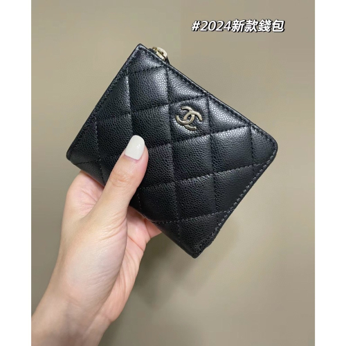 24A 最新款L型拉鍊短夾錢包 ZP皮haas中小球淡金扣對版專櫃，手掌大小的拉鍊款錢包方便又實用