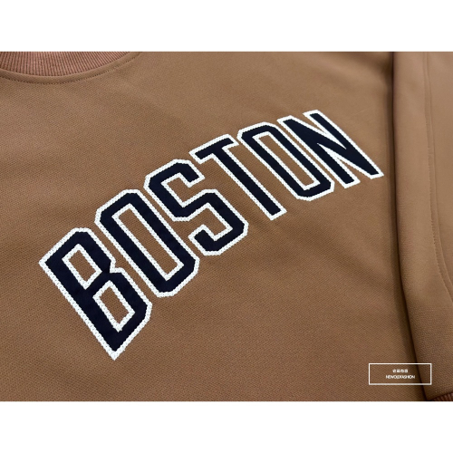 『新品上市』重磅Boston刺繡大學T-白(NOF2309B5532)