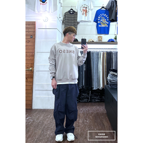 『新品上市』重磅SNESO拼接大學T-卡其(NOF2309B5530)