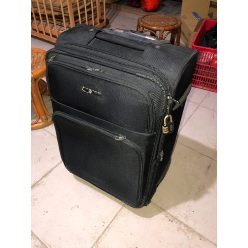 【大倉代領股東紀念品】黑色四輪 移動非常順暢 行李箱