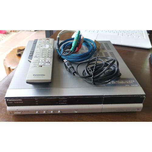 二手商品，日本原裝，Panasonic衛星接收器TU-MHD600，附遙控器（無電池）、電源線（有幾處膠皮破損）、傳輸線