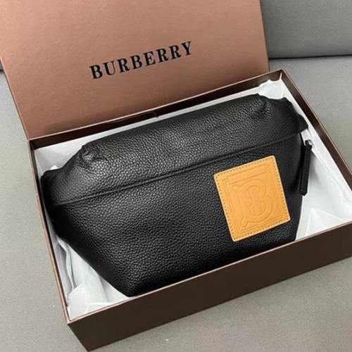 Burberry戰馬胸包 巴寶莉包包 男生胸包 男女通用款腰包 黑色牛皮背包 大容量斜背包 側背包 時尚通勤小背包 男包