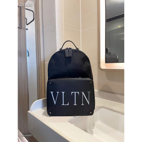 【Valentino】华伦天奴明星同款背包男女通用背包雙肩包耐磨耐用轻质而空间宽敞多功能简便实用轻便实用出門必備时尚