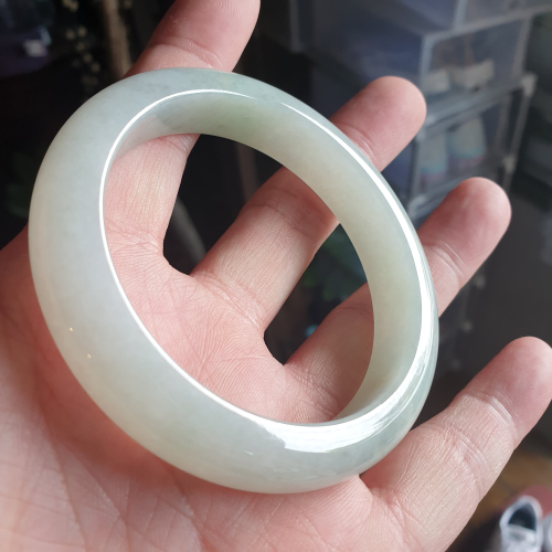 逸品軒~天然緬甸玉A貨-Y707-冰糯玉鐲 寬12.7mm厚8.9mm內徑59.4mm約18.9圍 無紋無摳無裂。 水頭