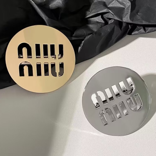 VIP漂亮贈品禮❤️Miu Miu髮夾 高級感時尚 劉海側邊夾 髮卡 髮飾 輕奢金屬 鏤空金屬彈簧夾Miu字母圓形發夾高檔