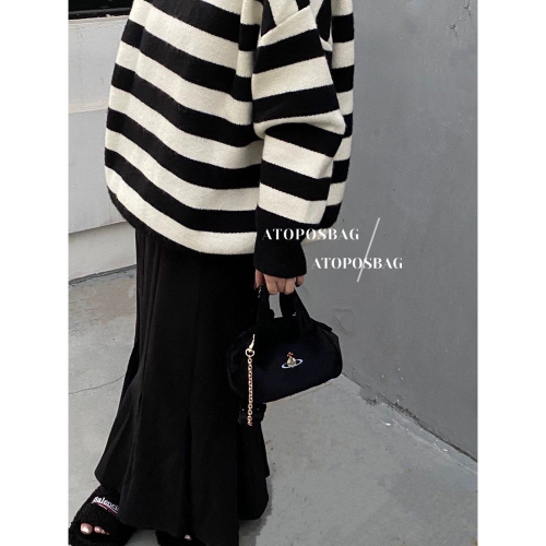 敲口愛?Vivienne Westwood 土星暖心黑絨跳小保齡球包 手提包 斜背包，小巧！但是容量完全足夠❤️