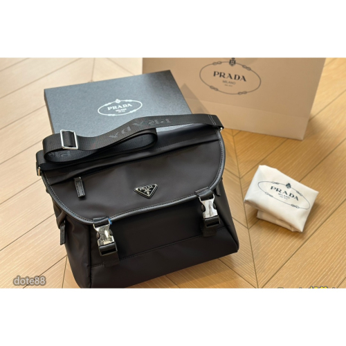 【Prada】普拉達男士翻蓋單肩包工具包斜挎包郵差包尼龍材質送男友禮物耐磨耐髒多功能簡便出門必備簡約時尚百搭潮流休閒