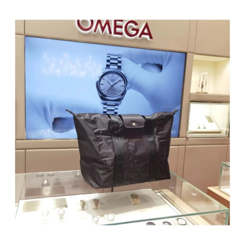 這包不錯哪裡買的？買錶送的＃OMEGA 奧運限定款 便攜可收納 大容量 尼龍材質 手拎單肩包袋 男女通用