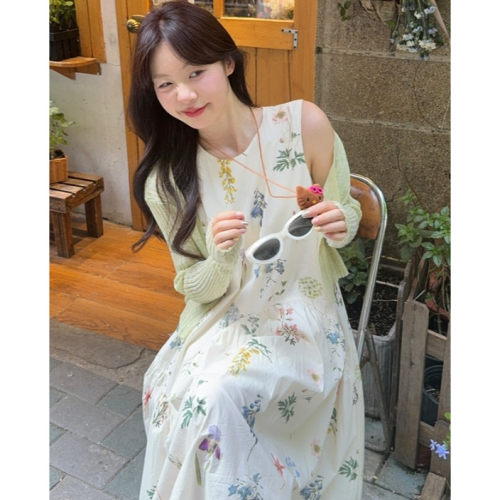 ?【甜美無袖碎花背心設計感連衣裙+針織披肩開衫】?