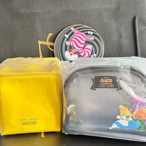 芭比波朗 BOBBI BROWN 愛麗絲夢遊仙境化妝包 手拿鏡 小精靈化妝包 全新