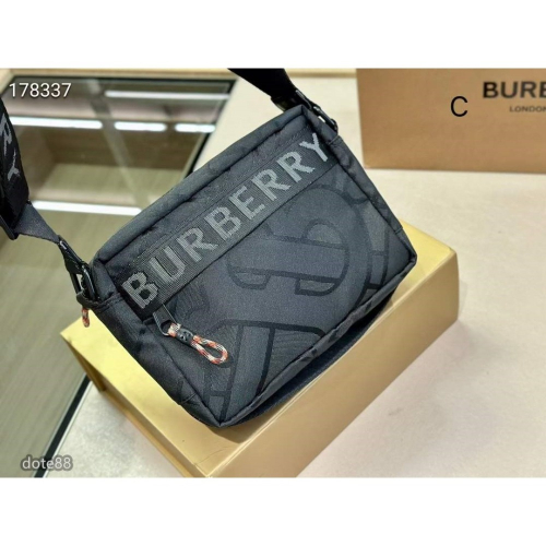 Burberry 巴寶莉整個包方方正正復古又可愛男女都合適肩帶可以調節的手感柔糯非常舒適 超級耐用耐髒大容量肩帶可調