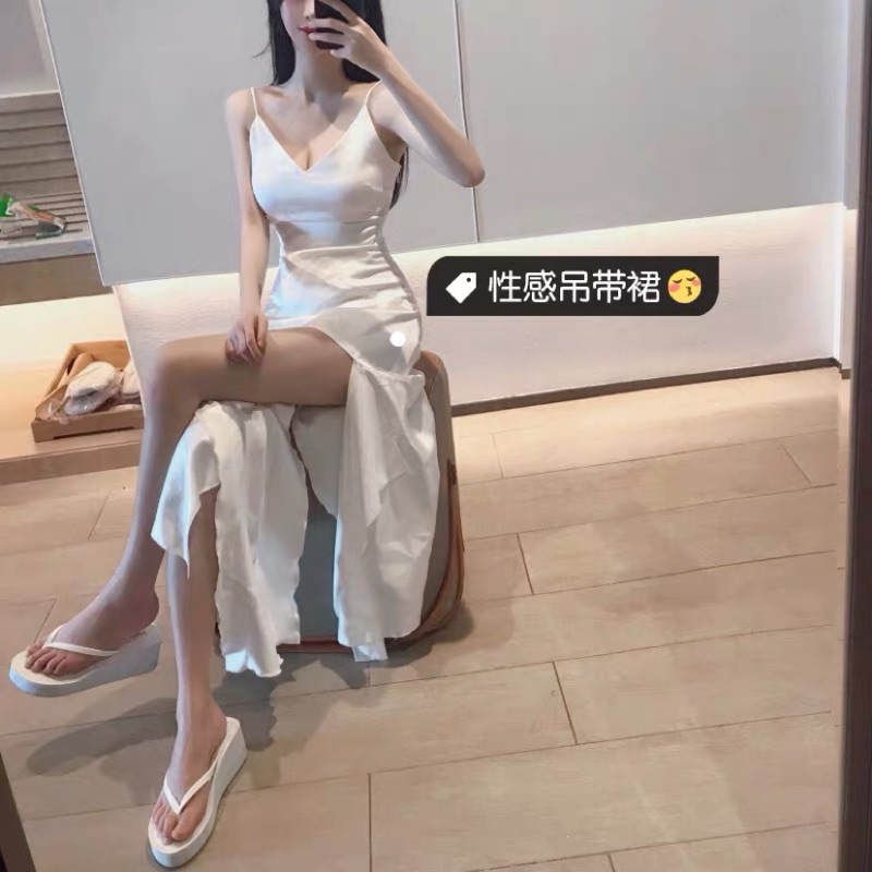 ❤️現貨在台，灰.白S-L 性感 女神 細肩帶 吊帶 連衣裙 不規則 度假 修身 緞面 深v V領 開叉 長裙 飄逸