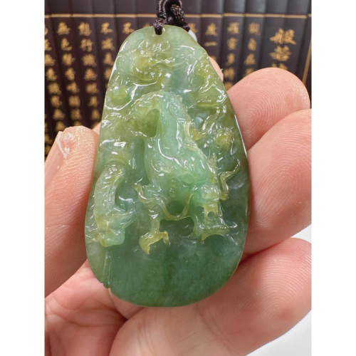 天然翡翠A貨-龍霸天下神龍護主立體厚庄掛件 商品編號：071204