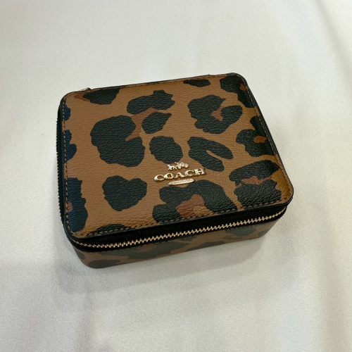 【蔻馳｜全新】現貨 COACH 珠寶盒 首飾盒 金標 滿版豹紋 稀有貨 百寶盒｜Little Bee 小蜜蜂精品