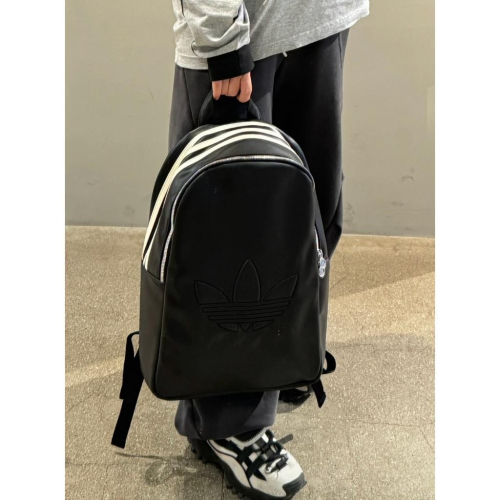 【LUNA-K】adidas 復古皮革帥氣雙肩包 黑色＊30x44x13cm。B50802
