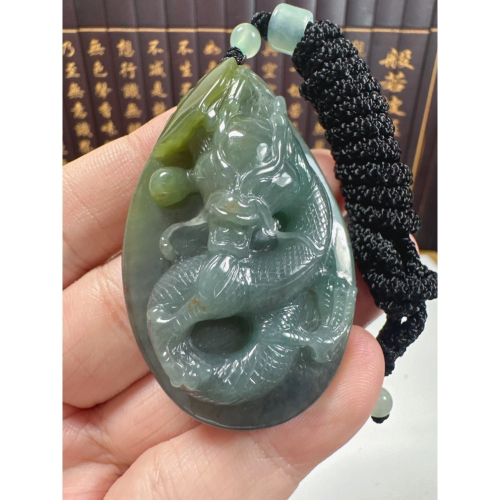 天然翡翠A貨-龍霸天下人中蛟龍立體厚庄掛件 商品編號：071404