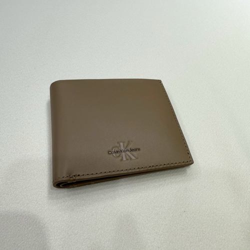 【CK｜全新】現貨 CALVIN KLEIN 錢包 短夾 小標壓紋 奶茶色 八卡短夾｜Little Bee 小蜜蜂精品