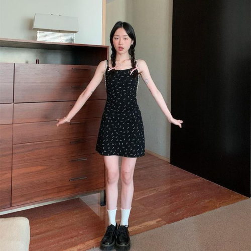 ??????｜碎花短款針織吊帶裙女夏季新款茶系鹽系穿搭顯瘦氣質連衣裙