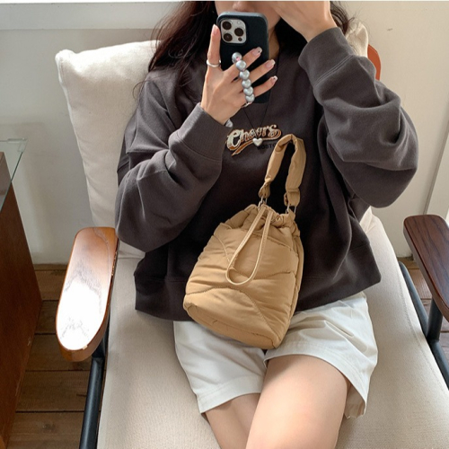 精緻❤軟綿好喜歡?R47韓國空運??手提刺繡羽絨棉服水桶包 手提包 束口 單肩包 抽繩包 手機包 韓國包包 東