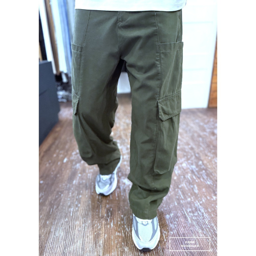 『新品上市』重磅拼接長型側口袋工裝寬褲-軍綠(NOF25023007)