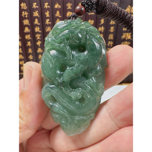 天然翡翠A貨-龍霸天下事業有成立體厚庄掛件 商品編號：072804