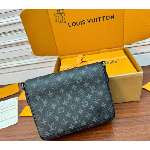 幾乎全新LV Louis Vuitton路易威登 M46255 DISTRICT PM系列Eclipse拉鍊斜背信差包