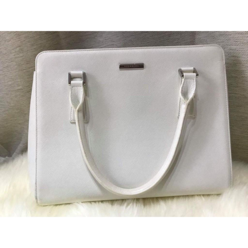 Burberry白色全新真品裸包(原價三萬整)