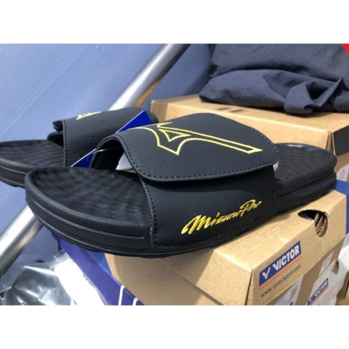 （羽球世家）Mizuno 美津濃 海灘拖鞋 運動拖鞋 黑金 PRO 室內拖鞋 沙灘鞋 防水