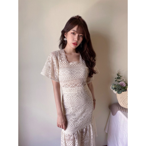 《現貨/預購》? Goddess ?法式簍空方領米白色蕾絲連衣裙 收腰顯瘦超仙气魚尾長洋裝